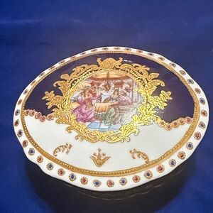 Elegant Decorative Porcelain Box with Gold Accents